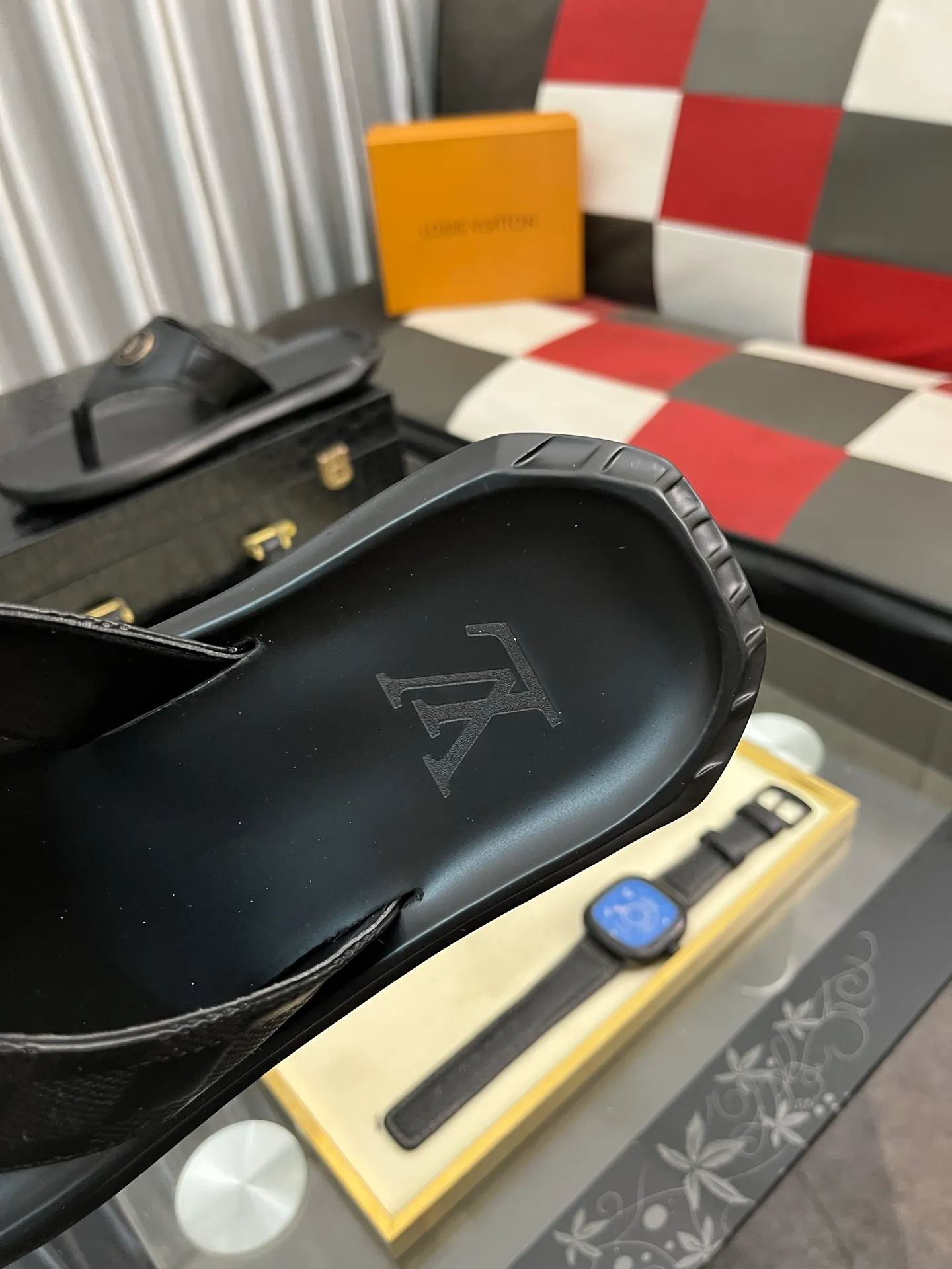 Men's shoes 💰260⌚️⌚️lv-Louis Vuitton) new men's sandals, high-end boutique, exquisite embossed logo decoration on the upper, fine workmanship, super soft soles, casual, loose and comfortable, a must-have in summer! \nsize: 38-443️⃣Colors available
